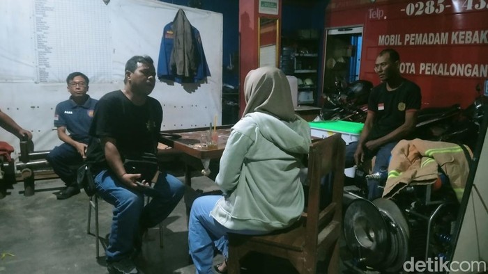 Seorang wanita bernama Putri ketika curhat ke Damkar Kota Pekalongan usai menjadi korban penipuan, Jumat (14/3/2025) malam.