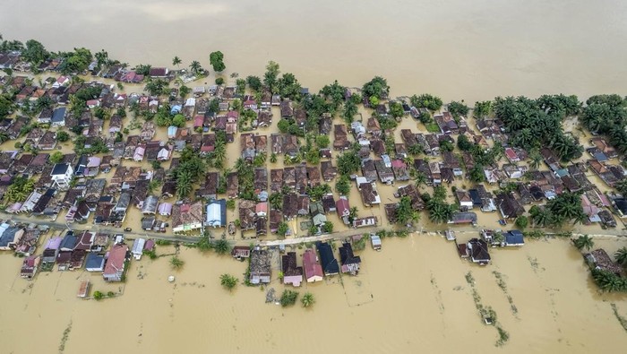 Foto udara kawasan permukiman terendam banjir di Desa Pulau Kayu Aro, Sekernan, Muaro Jambi, Jambi, Sabtu (15/3/2025). BPBD Provinsi Jambi mencatat sebanyak tujuh kabupaten/kota, meliputi Kota Jambi, Sungai Penuh, Kabupaten Muaro Jambi, Batanghari, Sarolangun, Tebo, dan Bungo di provinsi itu terendam banjir akibat tingginya curah hujan dan meluapnya Sungai Batanghari sejak sepekan terakhir, sementara sebanyak 99 ribu jiwa dilaporkan terdampak. ANTARA FOTO/Wahdi Septiawan/agr