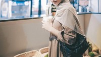 Ia juga tak bisa melewatkan hari tanpa es kopi. Begini posenya saat minum es kopi di kafe kekinian. Foto: Instagram @daraarafah
