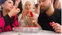 Terakhir ada momennya saat makan malam bersama keluarga. Ia juga turut mengajak sang ibu untuk makan bersama di restoran. Foto: Dara Arafah