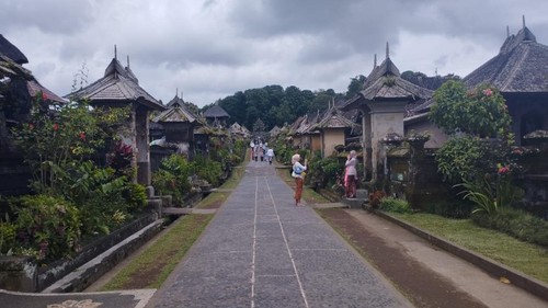 Wisatawan berfoto di Desa Wisata Penglipuran, Bangli, Bali, beberapa waktu lalu.
