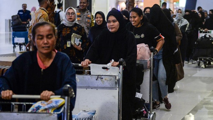 Dideportasi Arab Saudi, 193 PMI Ilegal Tiba di Soetta Pekerja Migran Indonesia (PMI) mengisi daya telepon seluler saat tiba di Terminal 3 Bandara Internasional Soekarno-Hatta, Kota Tangerang, Banten, Sabtu (15/3/2025). Pemerintah memulangkan sebanyak 193 PMI yang telah dideportasi dari Arab Saudi karena melanggar aturan keimigrasian dan selanjutnya akan dikembalikan ke daerah asal masing-masing. ANTARA FOTO/Putra M. Akbar/agr