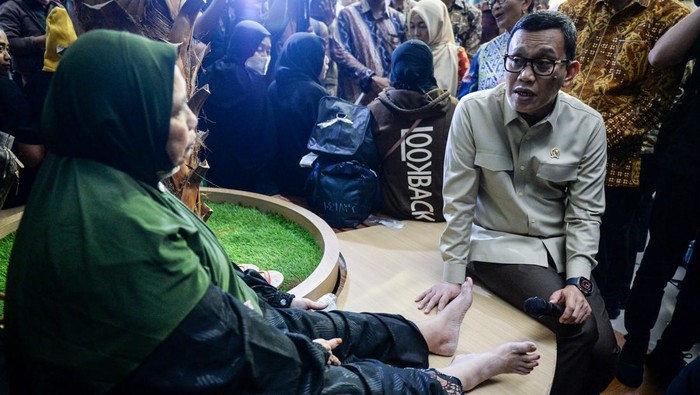 Pekerja Migran Indonesia (PMI) mengisi daya telepon seluler saat tiba di Terminal 3 Bandara Internasional Soekarno-Hatta, Kota Tangerang, Banten, Sabtu (15/3/2025). Pemerintah memulangkan sebanyak 193 PMI yang telah dideportasi dari Arab Saudi karena melanggar aturan keimigrasian dan selanjutnya akan dikembalikan ke daerah asal masing-masing. ANTARA FOTO/Putra M. Akbar/agr