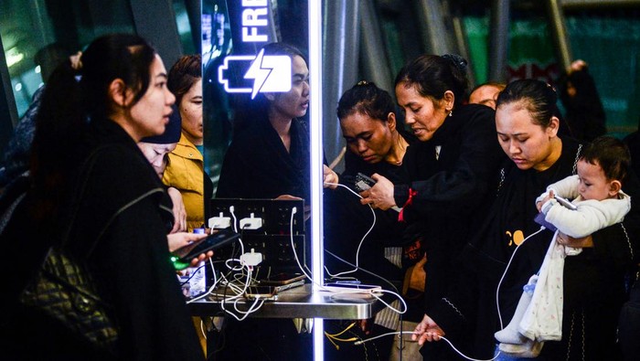 Pekerja Migran Indonesia (PMI) mengisi daya telepon seluler saat tiba di Terminal 3 Bandara Internasional Soekarno-Hatta, Kota Tangerang, Banten, Sabtu (15/3/2025). Pemerintah memulangkan sebanyak 193 PMI yang telah dideportasi dari Arab Saudi karena melanggar aturan keimigrasian dan selanjutnya akan dikembalikan ke daerah asal masing-masing. ANTARA FOTO/Putra M. Akbar/agr