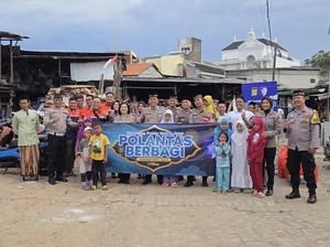 Gandeng Komunitas, Ditlantas Polda Metro Bagikan Takjil-Buku Cerita Anak