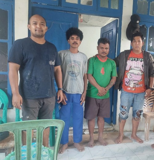 Dua pelaku pembacokan (kaos putih dan kaos hijau) terhadap Aprian Boru ditangkap di Desa Oe Ekam, Kecamatan Amanuban Timur, Kabupaten TTS, NTT, Sabtu (15/3/2025). (Istimewa)