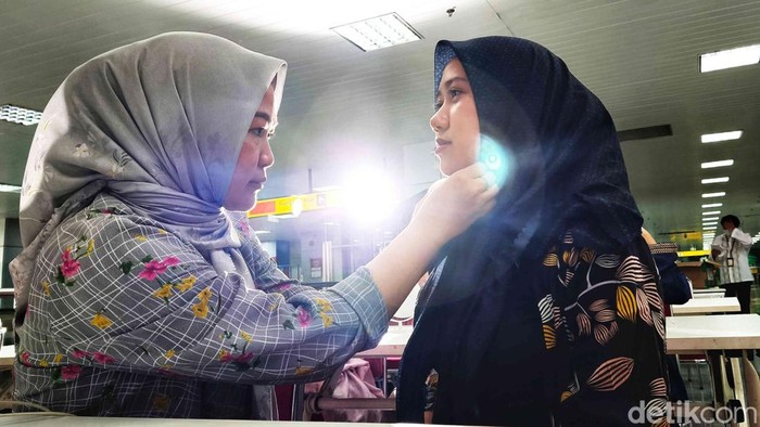 Edukasi Penggunaan Hijab di Stasiun LRT Jakarta Saat Ramadan Sejumlah peserta mengikuti acara edukasi penggunaan hijab di kawasan Stasiun LRT Penganggsaan Dua, Kelapa Gading, Jakarta Utara, Sabtu (15/3/2025). Yuk lihat foto-fotonya.