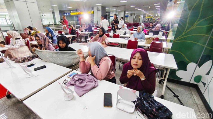 Sejumlah peserta mengikuti acara edukasi penggunaan hijab di kawasan Stasiun LRT Penganggsaan Dua, Kelapa Gading, Jakarta Utara, Sabtu (15/3/2025). Yuk lihat foto-fotonya.