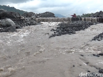 Gunung Semeru Erupsi Setinggi 1.200 Meter Disertai Banjir Lahar Dingin