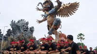 Pemuda mengarak ogoh-ogoh atau karya seni patung dalam kebudayaan Bali pada Festival Ogoh-Ogoh Singasana 2025 di Tabanan, Bali, Sabtu (15/3/2025).
