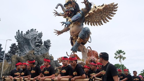 Pemuda mengarak ogoh-ogoh atau karya seni patung dalam kebudayaan Bali pada Festival Ogoh-Ogoh Singasana 2025 di Tabanan, Bali, Sabtu (15/3/2025). Kegiatan yang menampilkan sebanyak 10 ogoh-ogoh terbaik di wilayah Kabupaten Tabanan tersebut digelar sebagai bentuk apresiasi bagi kreativitas para pemuda dalam menjaga tradisi membuat ogoh-ogoh untuk menyambut Hari Raya Nyepi Tahun Baru Saka 1947. ANTARA FOTO/Nyoman Hendra Wibowo/foc.