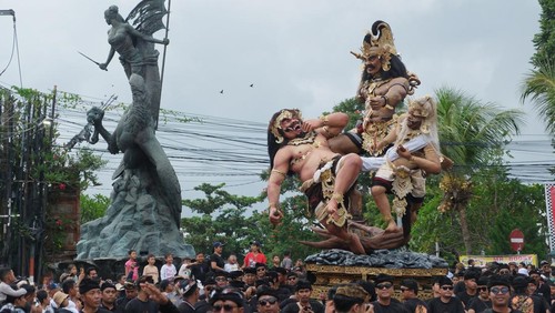 Pemuda mengarak ogoh-ogoh atau karya seni patung dalam kebudayaan Bali pada Festival Ogoh-Ogoh Singasana 2025 di Tabanan, Bali, Sabtu (15/3/2025). Kegiatan yang menampilkan sebanyak 10 ogoh-ogoh terbaik di wilayah Kabupaten Tabanan tersebut digelar sebagai bentuk apresiasi bagi kreativitas para pemuda dalam menjaga tradisi membuat ogoh-ogoh untuk menyambut Hari Raya Nyepi Tahun Baru Saka 1947. ANTARA FOTO/Nyoman Hendra Wibowo/foc.
