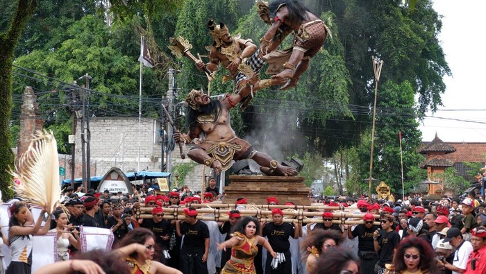Pemuda mengarak ogoh-ogoh atau karya seni patung dalam kebudayaan Bali pada Festival Ogoh-Ogoh Singasana 2025 di Tabanan, Bali, Sabtu (15/3/2025). Kegiatan yang menampilkan sebanyak 10 ogoh-ogoh terbaik di wilayah Kabupaten Tabanan tersebut digelar sebagai bentuk apresiasi bagi kreativitas para pemuda dalam menjaga tradisi membuat ogoh-ogoh untuk menyambut Hari Raya Nyepi Tahun Baru Saka 1947. ANTARA FOTO/Nyoman Hendra Wibowo/foc.