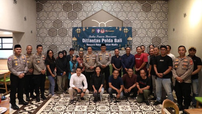 Foto bersama Ditlantas dan Bidhumas Polda Bali seusai buka puasa bersama dengan para wartawan, Sabtu (15/3/2025). (Dok. Polda Bali)