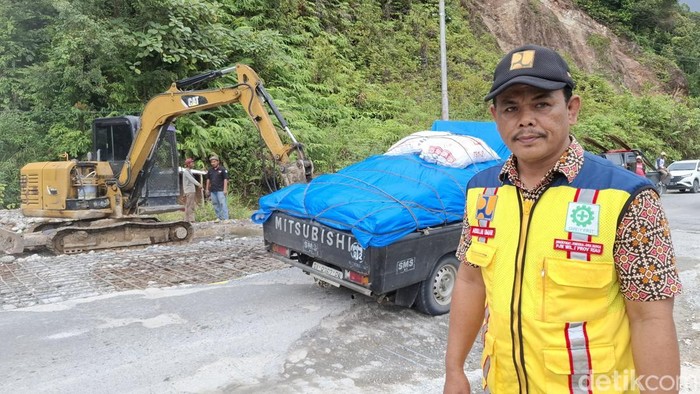 Foto: Umar saat mengecek jalan rusak Riau-Sumbar timbulkan kemacetan dan pungli (Raja Adil/detikSumut)