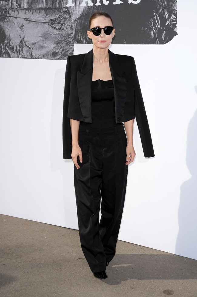 Tailored jumpsuit menjadi andalan aktris Rooney Mara saat menyaksikan koleksi perdana Sarah Burton untuk Givenchy. (Foto: Scott A Garfitt/Invision/AP)