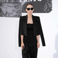 Tailored jumpsuit menjadi andalan aktris Rooney Mara saat menyaksikan koleksi perdana Sarah Burton untuk Givenchy. (Foto: Scott A Garfitt/Invision/AP)