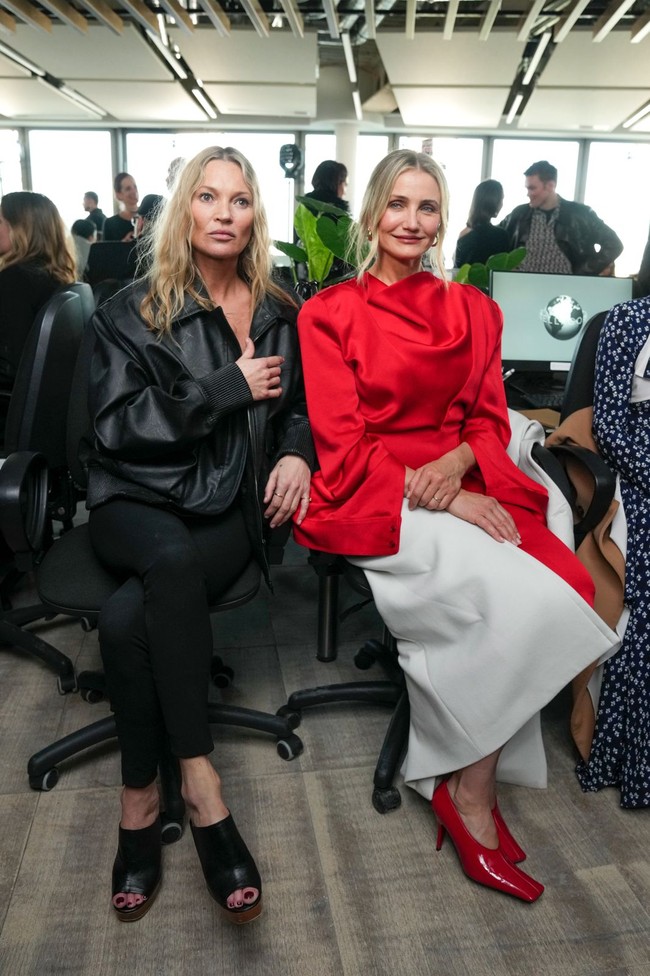 Model Kate Moss dan aktris Cameron Diaz bersandingan di peragaan Stella McCartney. (Foto: Scott Garfitt/Invision/AP)