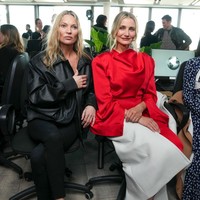 Model Kate Moss dan aktris Cameron Diaz bersandingan di peragaan Stella McCartney. (Foto: Scott Garfitt/Invision/AP)