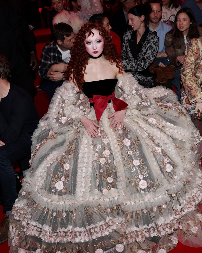 Penyanyi Chappell Roan tampil dramatis dalam balutan gaun bernuansa romantis untuk Valentino. (Foto: Dok. Valentino)