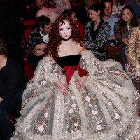 Penyanyi Chappell Roan tampil dramatis dalam balutan gaun bernuansa romantis untuk Valentino. (Foto: Dok. Valentino)