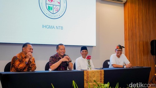 Gubernur NTB Lalu Muhammad Iqbal (dua dari kiri) dalam cara buka puasa bersaama IHGMA NTB, Jumat (14/3/2025).