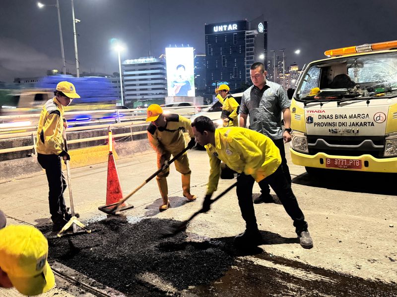 Anggota DPRD Jakarta Fraksi PDI Perjuangan Hardiyanto Kenneth Menemukan Plat Besi Rusak dan Bolong Besar di Jalan Layang Grogol, Jakarta Barat.