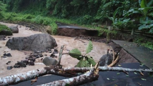 Jalan trans Waiwerang-Lite di Flores Timur, NTT, terputus akibat diterjang banjir, Jumat (14/3/2025).