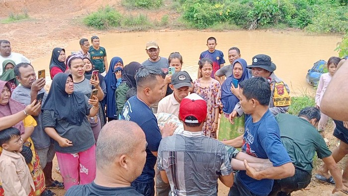 Jasad bocah laki-laki di Jambi dievakuasi setelah tenggelam di kolam perumahan