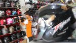 Jelang Mudik Lebaran, Penjualan Helm di Aceh Barat Meningkat