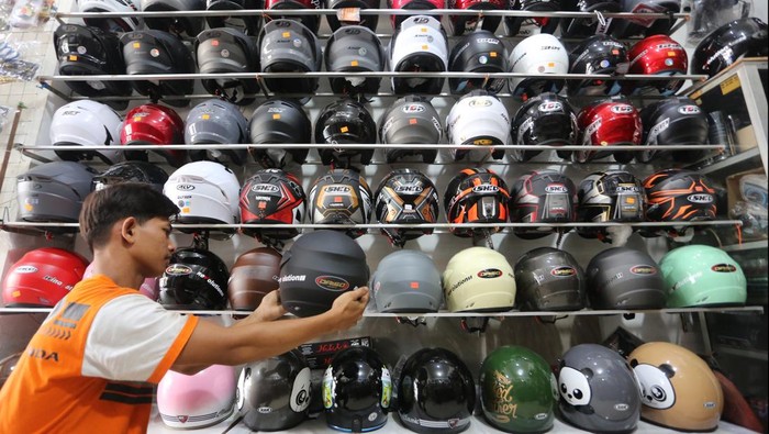 Jelang Mudik Lebaran, Penjualan Helm di Aceh Barat Meningkat Pedagang menata helm dagangannya di salah satu sentra penjualan helm di Meulaboh, Aceh Barat, Aceh, Sabtu (15/3/2025). Pedagang mengaku penjualan berbagai jenis helm Standar Nasional Indonesia (SNI) dari harga Rp130 ribu hingga 800 ribu mulai mengalami peningkatan sekitar 50 persen dari hari biasanya seiring meningkatnya permintaan untuk keperluan pemudik sepeda motor saat Lebaran 2025. ANTARA FOTO/Syifa Yulinnas/foc.