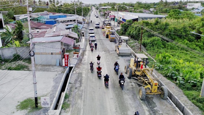 Pengendara sepeda motor melintas di Jalan Karanjalembah yang dalam proses perbaikan di Sigi, Sulawesi Tengah, Sabtu (15/3/2025). Ruas jalan provinsi yang menghubungkan Kota Palu dan Kabupaten Sigi itu dipercepat penyelesaiannya untuk mendukung arus mudik Lebaran yang diperkirakan akan mencapai puncaknya pada 27 sampai 30 Maret mendatang. ANTARA FOTO/Basri Marzuki/foc.