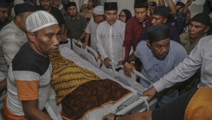 Kerabat melaksanakan shalat jenazah untuk almarhum mantan Gubernur Maluku Utara periode 2014-2019 Abdul Gani Kasuba di Masjid Raya Al-Munawwar Ternate, Maluku Utara, Sabtu (15/3/2025). Terpidana kasus gratifikasi dan suap di lingkungan Pemerintah Provinsi Maluku Utara tersebut meninggal dunia di usia 74 tahun pada Jumat (14/3) malam, sekitar pukul 20:00 WIT setelah menjalani perawatan selama tiga pekan di RSUD Chasan Boesoirie Ternate akibat komplikasi penyakit yang dideritanya dan akan dimakamkan di kampung halamannya di Desa Bibinoi, Kecamatan Bacan Timur Tengah, Kabupaten Halmahera Selatan. ANTARA FOTO/Andri Saputra/agr