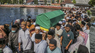 Jenazah Mantan Gubernur Maluku Utara Abdul Gani Kasuba Dikebumikan