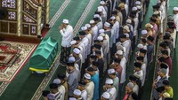 Sebelumnya, anak Abdul Gani, Toriq Kasuba mengatakan ayahnya dirawat di rumah sakit karena kondisinya terus menurun. Sejak di rumah sakit, Abdul Gani mendapatkan perawatan intensif.
