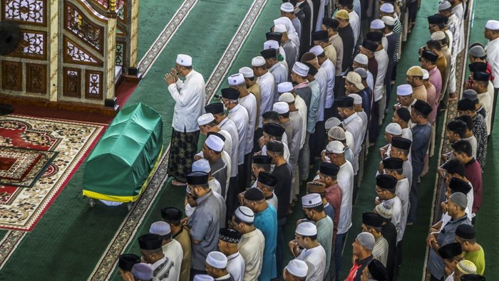 Jenazah mantan Gubernur Malut dikebumikan di Kabupaten Halsel Kerabat melaksanakan shalat jenazah untuk almarhum mantan Gubernur Maluku Utara periode 2014-2019 Abdul Gani Kasuba di Masjid Raya Al-MunawwarΒ Ternate, Maluku Utara,Β Sabtu (15/3/2025). Terpidana kasus gratifikasi dan suap di lingkungan Pemerintah Provinsi Maluku Utara tersebut meninggal dunia di usia 74 tahun pada Jumat (14/3) malam, sekitar pukul 20:00 WIT setelah menjalani perawatan selama tiga pekan di RSUD ChasanΒ Boesoirie TernateΒ akibat komplikasi penyakit yangΒ dideritanya dan akan dimakamkan di kampung halamannya di Desa Bibinoi, Kecamatan Bacan Timur Tengah, Kabupaten Halmahera Selatan. ANTARA FOTO/Andri Saputra/agr