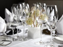 Jangan Keliru! Ini Jenis Gelas di Jamuan Makan dan Cara Pegangnya