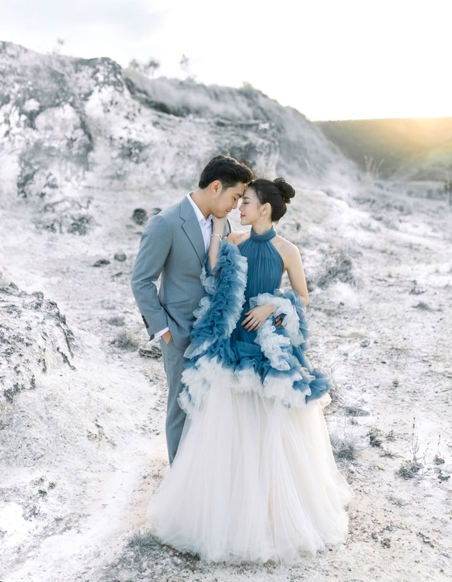 Semakin mendekati hari bahagia pernikahannya, YouTuber Jessica Jane dan kekasihnya, Erwin Phang terlihat sudah menjalani pemotretan prewedding. Penampilan keduanya dalam pemotretan tersebut disebut-sebut bak pasangan di drama China. Foto: Instagram/@jessicajane99