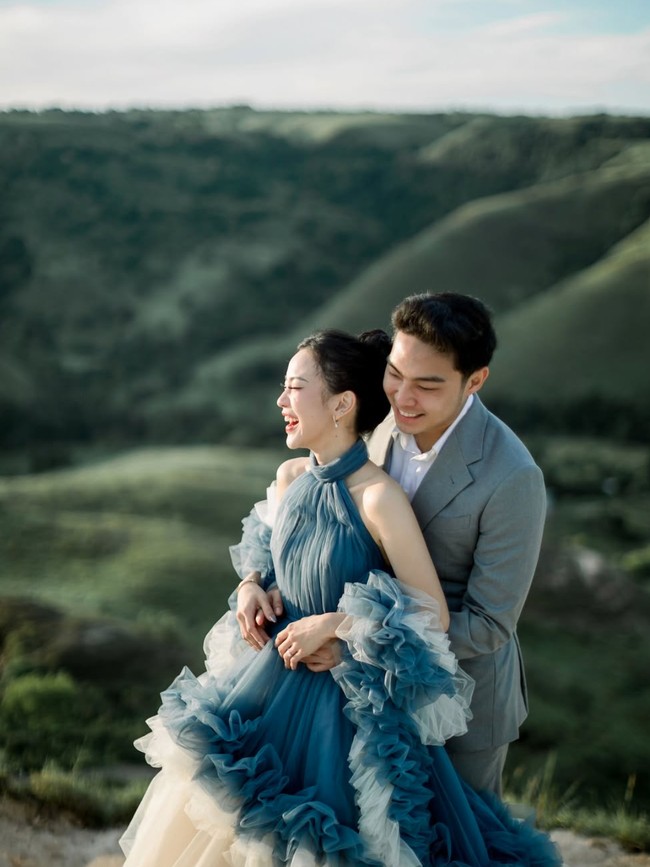 Jessica dan Erwin tampil begitu serasi dalam balutan busana berwarna senada. Jessica memilih kenakan gaun berpotongan halter neck dengan perpaduan warna putih dan biru. Sementara Erwin kenakan setelan jas abu-abu dipadukan dengan kemeja berwarna putih. Foto: Instagram/@jessicajane99