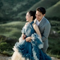 Jessica dan Erwin tampil begitu serasi dalam balutan busana berwarna senada. Jessica memilih kenakan gaun berpotongan halter neck dengan perpaduan warna putih dan biru. Sementara Erwin kenakan setelan jas abu-abu dipadukan dengan kemeja berwarna putih. Foto: Instagram/@jessicajane99