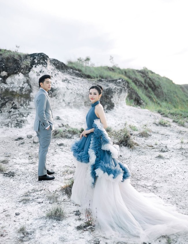 Gaun yang dikenakan adik Jess No Limit itu tampak begitu cantik dengan ekor menyapu lantai. Dari unggahannya diketahui bahwa gaun tersebut merupakan rancangan dari salah satu adik kelasnya yang kini menjadi sahabatnya, Gianina Debora. Foto: Instagram/@jessicajane99