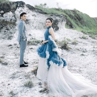 Gaun yang dikenakan adik Jess No Limit itu tampak begitu cantik dengan ekor menyapu lantai. Dari unggahannya diketahui bahwa gaun tersebut merupakan rancangan dari salah satu adik kelasnya yang kini menjadi sahabatnya, Gianina Debora. Foto: Instagram/@jessicajane99