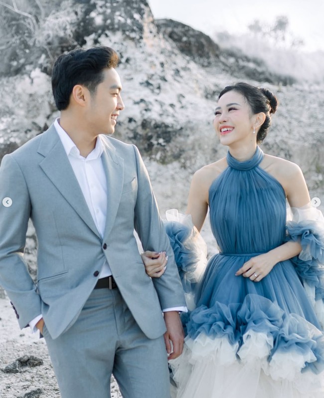 Penampilan Jessica Jane makin memukau dengan riasan wajah hasil tangan MUA Felicia Sasongko dan Cindy Valentina. Tetap terlihat cantik natural, blush on dan lipstik berwarna pink tampak dipulaskan ke pipi dan bibir Jessica Jane. Riasan matanya pun tampak tak terlalu berat dengan eyeshadow dan eyeliner tipis. Mempercantik matanya, Jessica juga mengenakan bulu mata palsu agar terlihat lebih lentik. Foto: Instagram/@jessicajane99