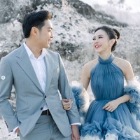 Penampilan Jessica Jane makin memukau dengan riasan wajah hasil tangan MUA Felicia Sasongko dan Cindy Valentina. Tetap terlihat cantik natural, blush on dan lipstik berwarna pink tampak dipulaskan ke pipi dan bibir Jessica Jane. Riasan matanya pun tampak tak terlalu berat dengan eyeshadow dan eyeliner tipis. Mempercantik matanya, Jessica juga mengenakan bulu mata palsu agar terlihat lebih lentik. Foto: Instagram/@jessicajane99