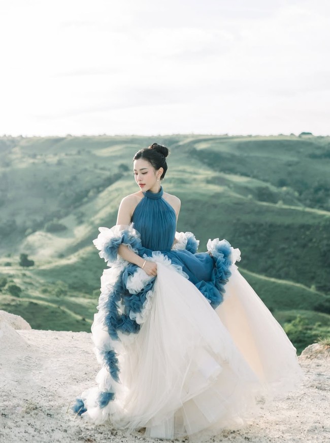 Gaya rambutnya juga terlihat simpel dengan model top knot bun. Cantik bak princess, penampilan Jessica dalam pemotretan preweddingnya berhasil bikin pangling. Foto: Instagram/@jessicajane99