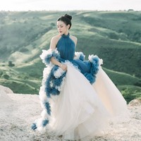 Gaya rambutnya juga terlihat simpel dengan model top knot bun. Cantik bak princess, penampilan Jessica dalam pemotretan preweddingnya berhasil bikin pangling. Foto: Instagram/@jessicajane99