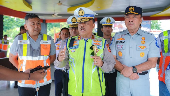 Kakorlantas Polri Irjen Agus Suryonugroho bersama jajaran meninjau kesiapan Operasi Ketupat 2025 di sepanjang Tol Jakarta-Merak. Foto: Dok. Istimewa.