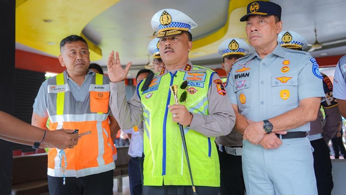 Kakorlantas Polri Irjen Agus Suryonugroho bersama jajaran meninjau kesiapan Operasi Ketupat 2025 di sepanjang Tol Jakarta-Merak. Foto: Dok. Istimewa.