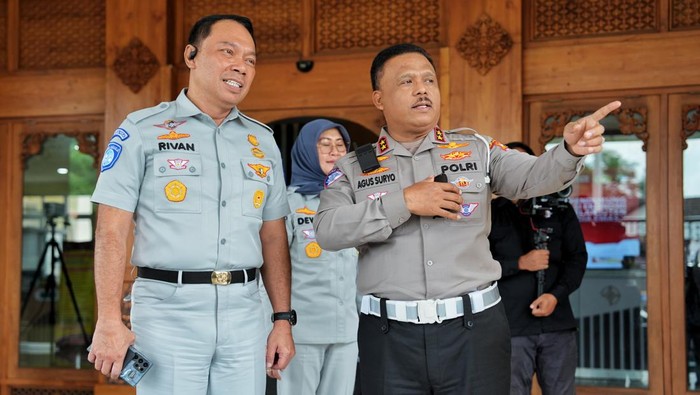 Kakorlantas Polri Irjen Agus Suryonugroho meninjau langsung jalan Tol Jakarta-Merak bersama Dirut PT Jasa Raharja Rivan A Purwantono. Foto: Dok. Istimewa.