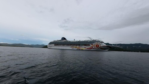 Kapal pesiar Ms Norwegian Sun bersandar di perairan Taman Nasional Komodo, Manggarai Barat, NTT, Sabtu (15/3/2025). (Dok. Kantor Imigrasi Kelas II TPI Labuan Bajo)